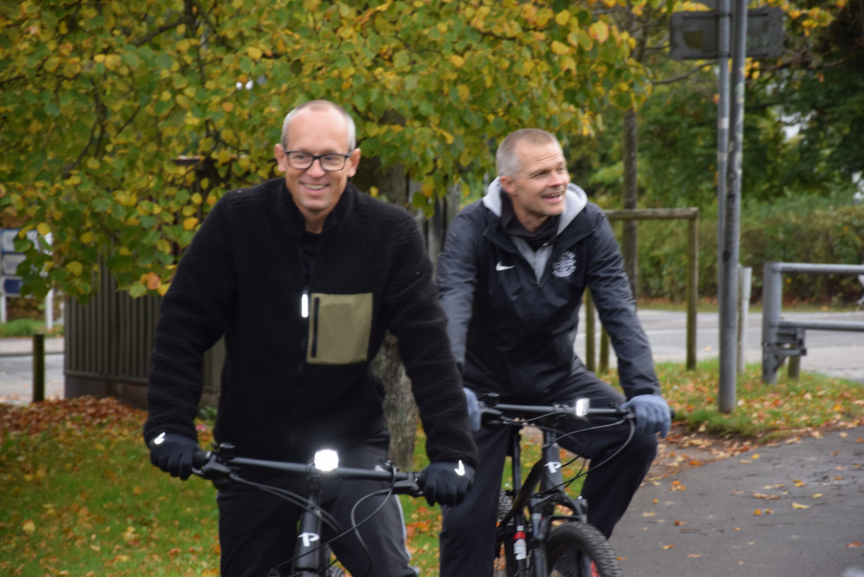 Billede af to lærere fra UCV på cykel