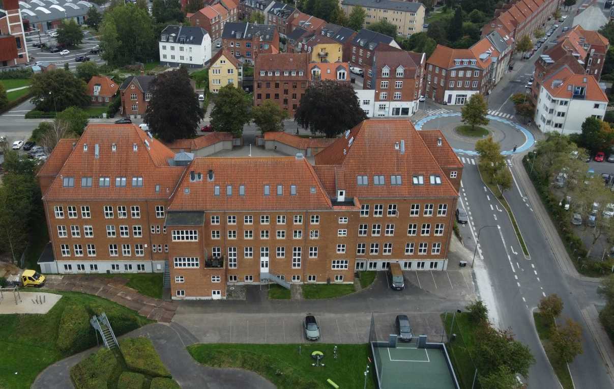 Dronefoto af hele skolen